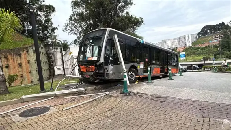 Pánico en São Paulo: autobús fuera de control deja 12 heridos y daños en 16 vehículos