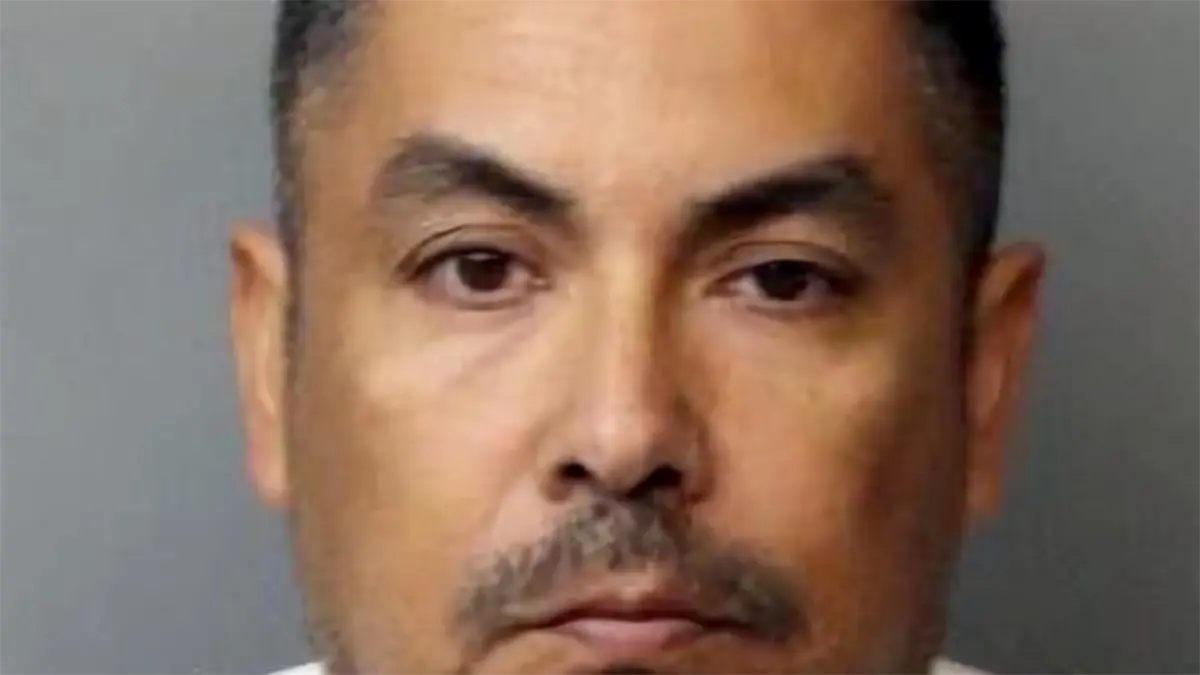 Captan en video a un agente migratorio fuera de servicio apuntando un arma a un menor