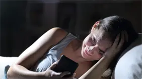 La app para hablar con familiares muertos desata críticas: Parece un capítulo de Black Mirror