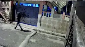 Momento donde sale agresor de la casa tras matar a una mujer y su hija