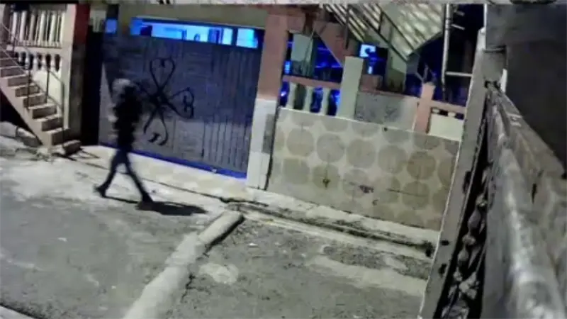 Momento donde sale agresor de la casa tras matar a una mujer y su hija