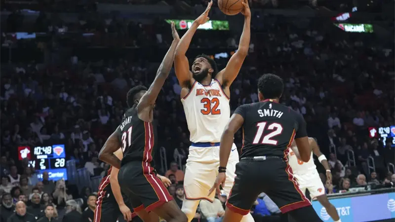 Los Heat vencen a los Knicks tras un fallo de Towns para forzar la prórroga