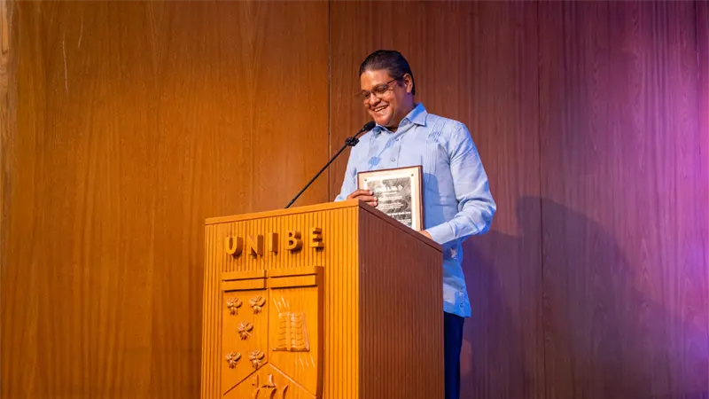 UNIBE reconoce a Juan Manuel Méndez durante la XIII Jornada de Compromiso Ciudadano 2025