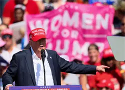 Trump revive su plan para negar la residencia permanente por uso de programas públicos