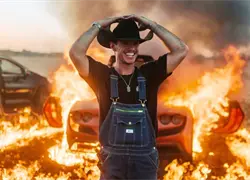 Arrestan a youtuber tras quemar un Ferrari en un video,  por presunta evasión de impuestos