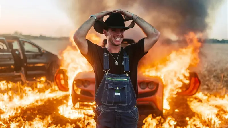 Arrestan a youtuber tras quemar un Ferrari en un video,  por presunta evasión de impuestos