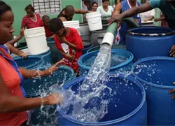 Familias gastan hasta 10 mil pesos al mes por falta de agua en su sector