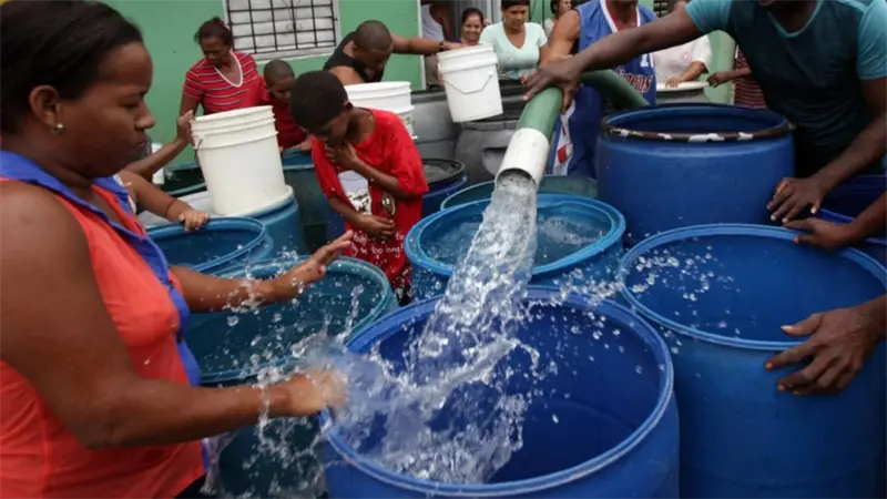Familias gastan hasta 10 mil pesos al mes por falta de agua en su sector