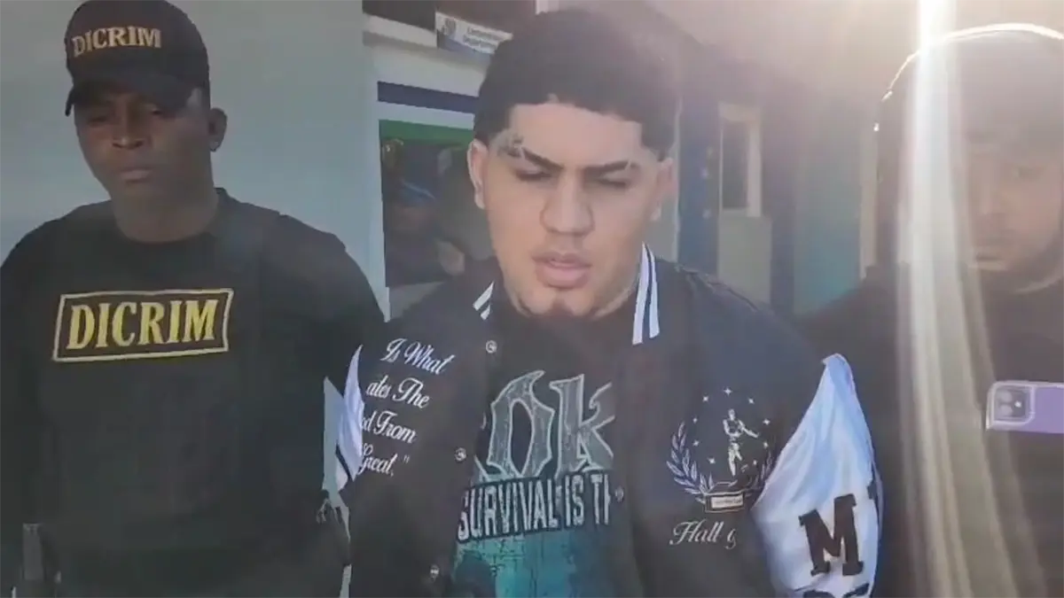 Se entregan dos hombres vinculados a homicidio en Santiago