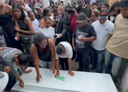 Familiares de madre e hija asesinadas exigen justicia durante sepelio