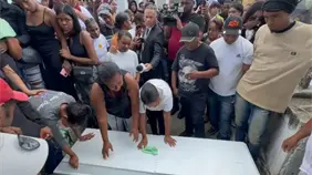 Familiares de madre e hija asesinadas exigen justicia durante sepelio