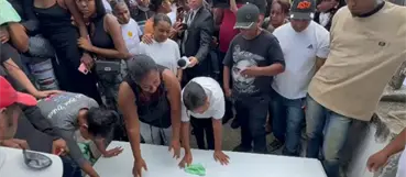 Familiares de madre e hija asesinadas exigen justicia durante sepelio