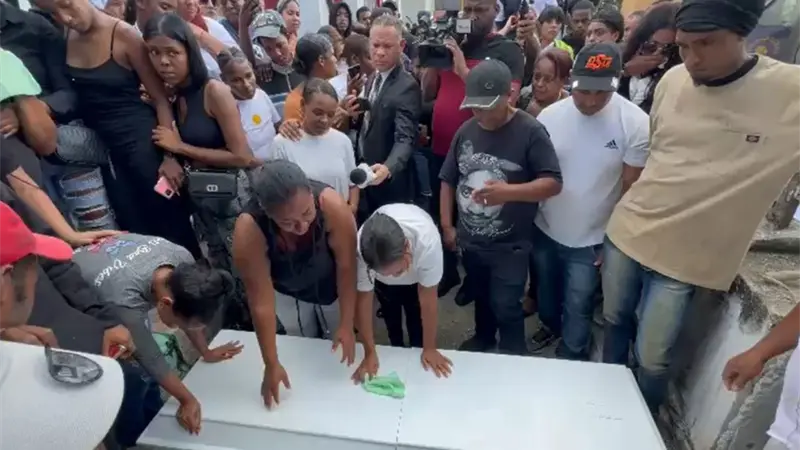 Familiares de madre e hija asesinadas exigen justicia durante sepelio