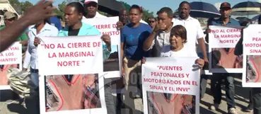 Comunitarios y gremios protestan contra cierre de vías por ampliación de la Ecológica en Boca Chica
