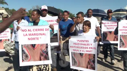 Comunitarios y gremios protestan contra cierre de vías por ampliación de la Ecológica en Boca Chica