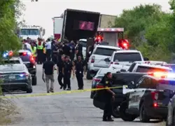 Una mujer muere y 7 personas resultan heridas al volcar camión con migrantes en Macedonia