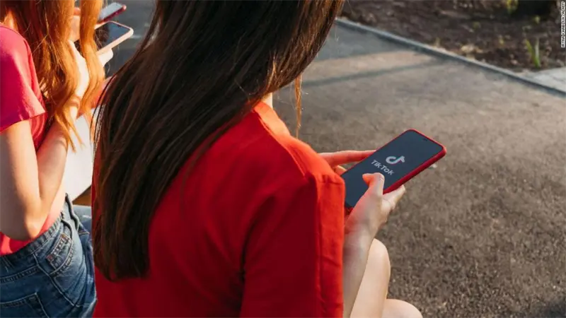 TikTok lanza herramientas para identificar el uso de IA y mejorar el bienestar digital