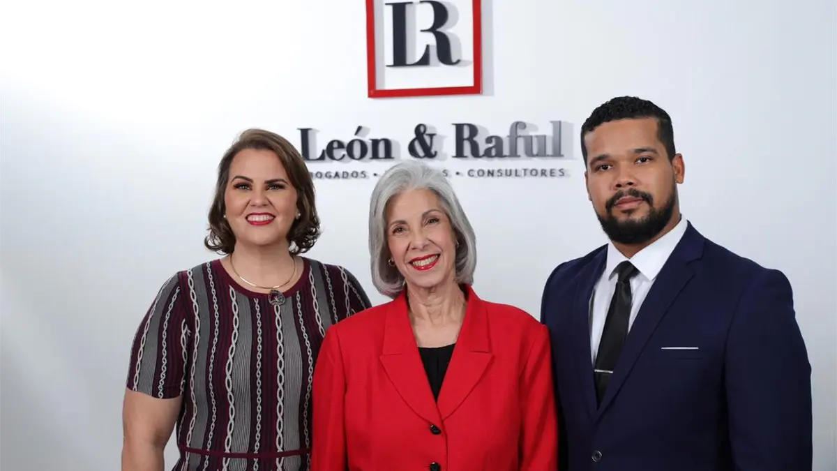 Mariel León Lebrón, Lilia Fernández León y Joel Del Rosario.