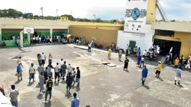 Traslado histórico de internos de la cárcel de la Victoria hacia Las Parras