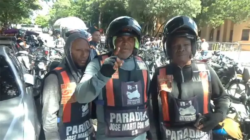 Motoristas marchan hacia El Corralito en rechazo a multas por cascos no homologados