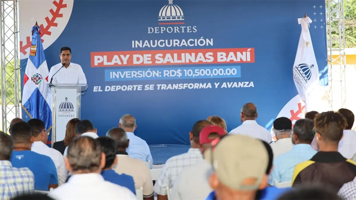 Ministro Kelvin Cruz inaugura moderno play y multiuso en Azua y Peravia.