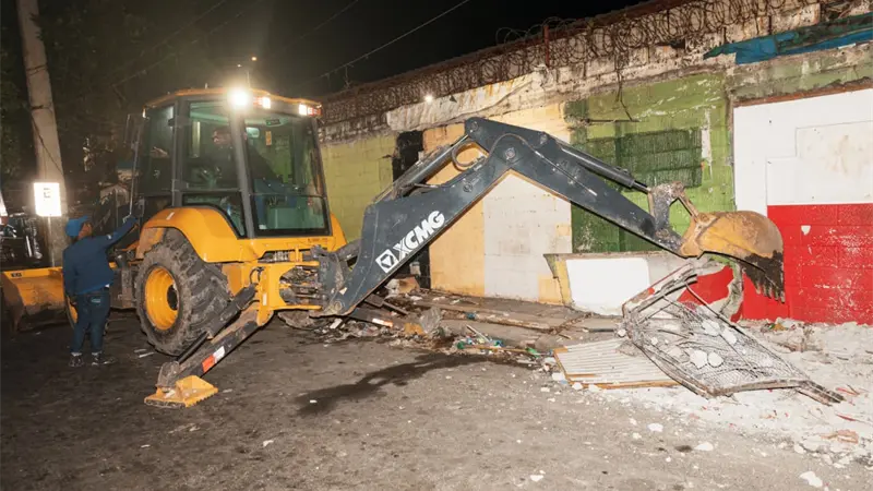 Alcaldía DN recupera aceras en la Máximo Gómez con Nicolás de Ovando