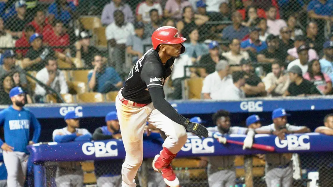 Leones del Escogido logran triunfo 5-4 ante Tigres del Licey en partido disputado en Quisqueya Leones del Escogido logran triunfo 5-4 ante Tigres del Licey en partido disputado en Quisqueya