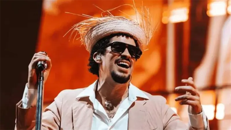 Un público vibrante aguarda por Bad Bunny en Santo Domingo en el inicio de su gira mundial