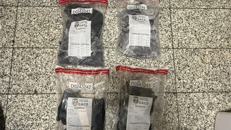 Detienen a extranjera en el AILA con cuatro paquetes de cocaína