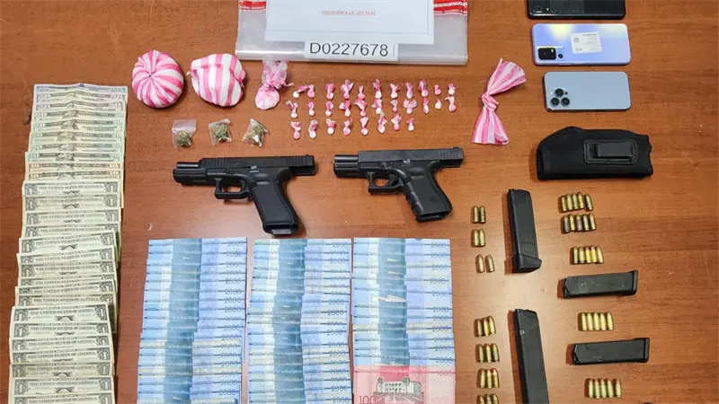 DNCD arresta en Santiago a microtraficante buscado con drogas y dos pistolas