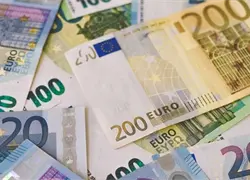 El euro cae a 1,17 d&oacute;lares ante los problemas presupuestarios de Francia