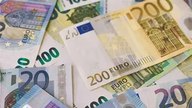 El euro cae por debajo de 1,15 dólares