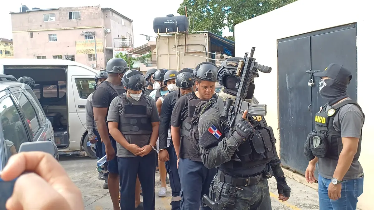 Los arrestados fueron identificados como José Augusto Rodríguez Sánchez (el Rubio), Melvin Manuel Fis Taveras, Wilmer Evangelista Rumaldo, Ángel David Féliz Cuevas, Francisco Alberto Paulino Castro (Francis o el Compadre), Edwin Alberto Mejía Guerrero, Fernando Javier Castro Ramos, Wilson Tomás Altagracia de la Cruz, Leandro Manuel Arias Santana (Berni), Cleudi Zapata, Manuel Almancio Moreno de los Santos, Fernando de Jesús Ventura Segura, Jonathan Ditren (el Brujo), Mauricio Josué Castillo y José Alberto López Alcántara (Bururun).