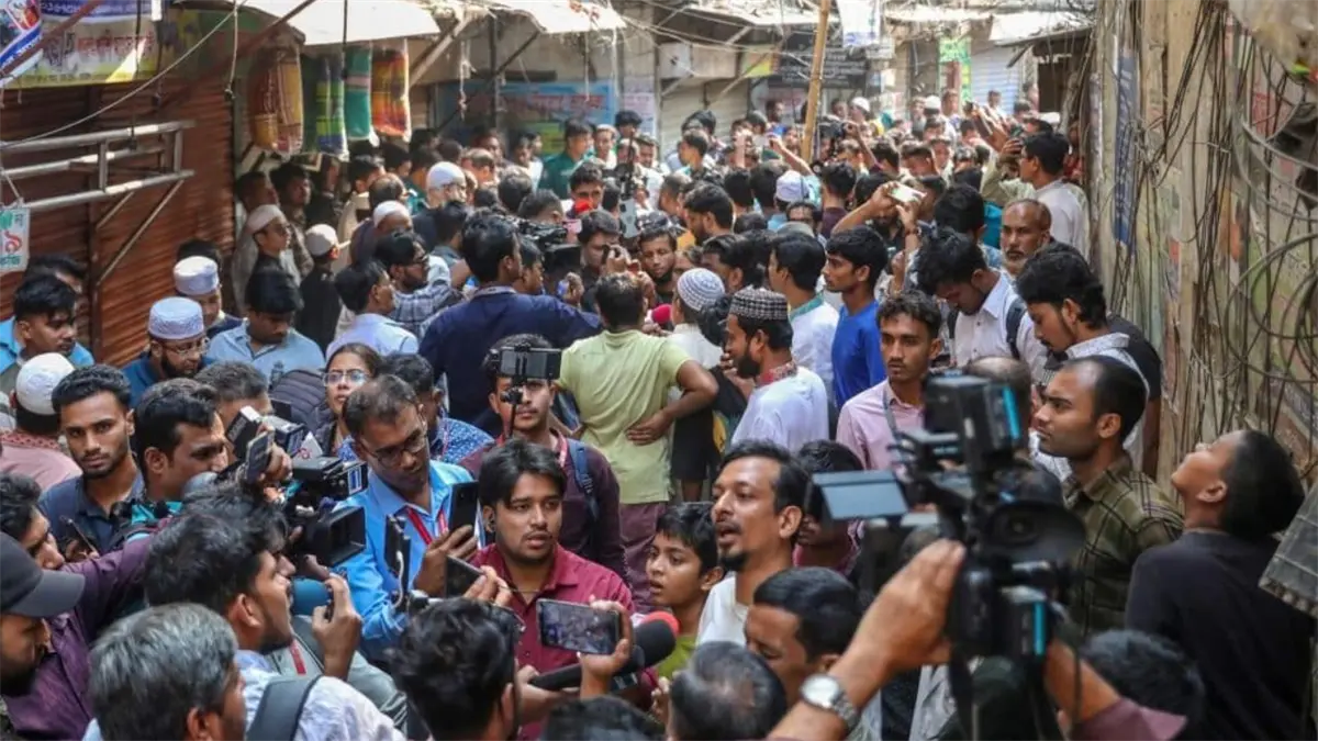 Multitud tras terremoto en Bangladés.
