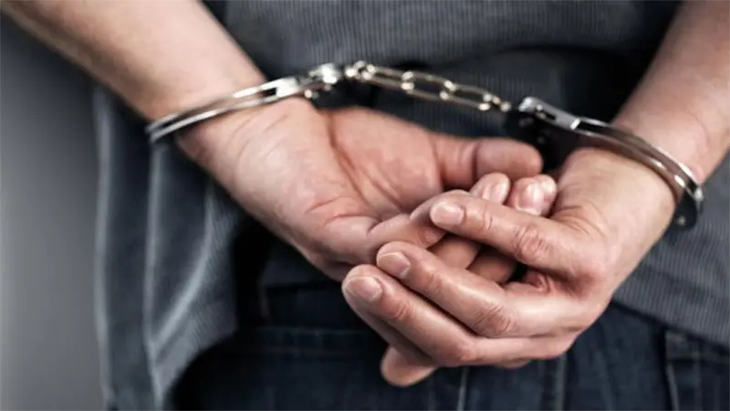 Jueza de Peravia impone prisión preventiva a exoficial del Estado Civil y a un hombre por fraude