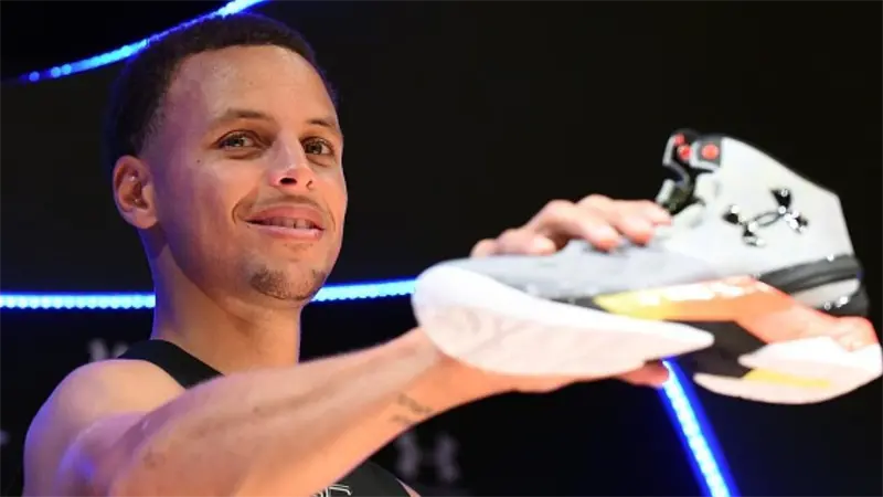 Stephen Curry, agente libre tras romper con su marca de zapatillas