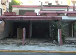 Denuncian vivienda abandonada convertida en foco de contaminación y refugio