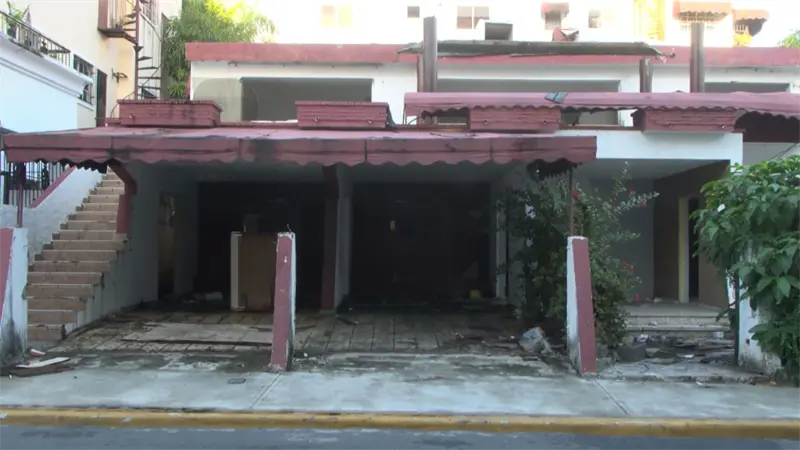 Denuncian vivienda abandonada convertida en foco de contaminación y refugio