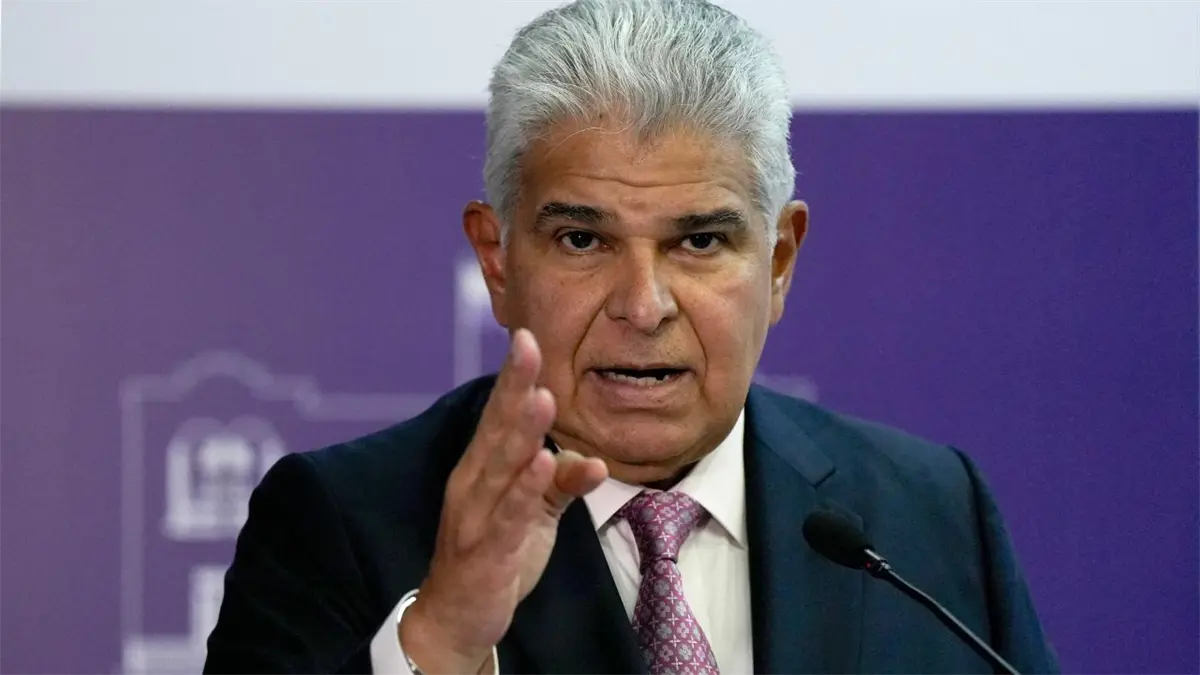 Presidente de Panamá dice que advirtió sobre prender el país si no lo dejaban postularse
