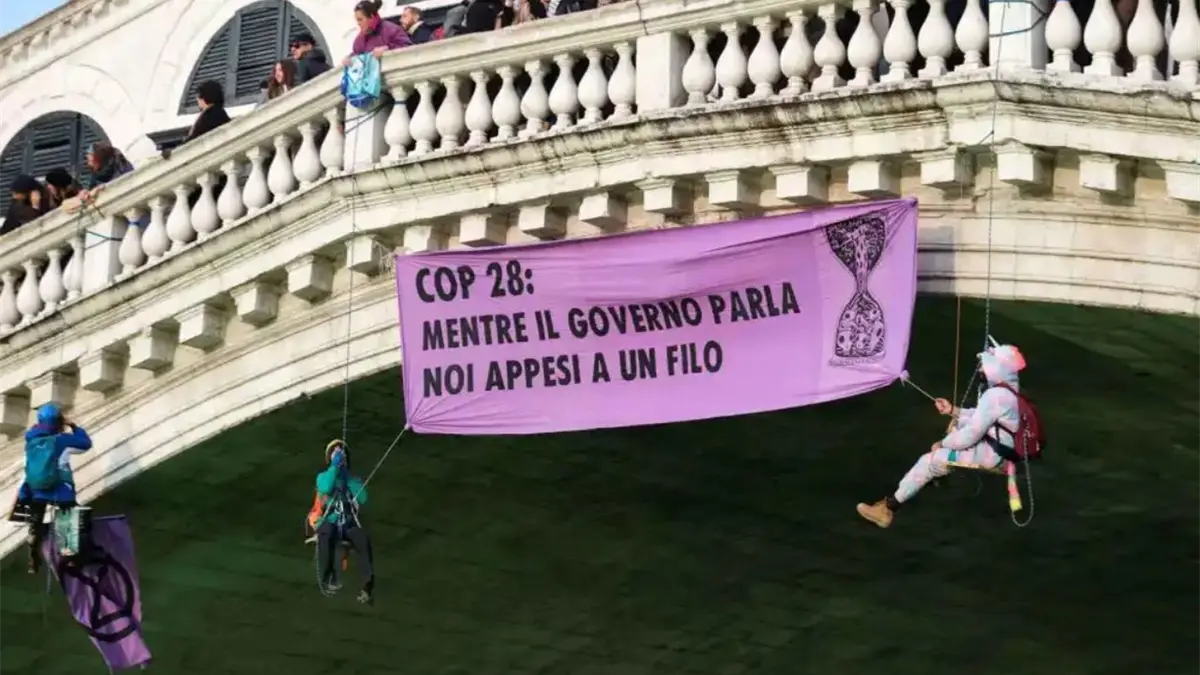 Ecologistas tiñen de verde el Gran Canal de Venecia en protesta contra el cambio climático