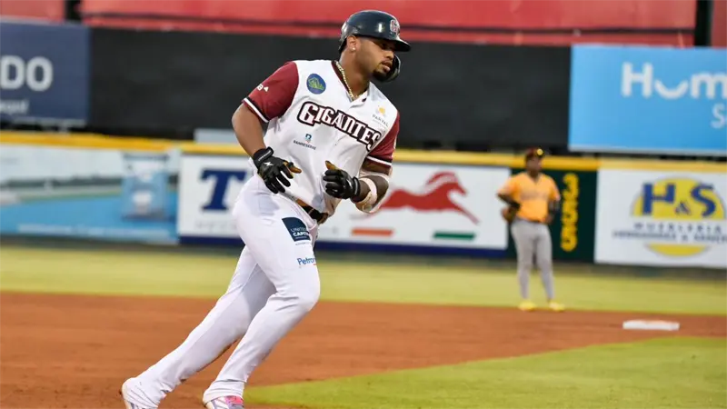 Deyvison de los Santos y Leury García deciden blanqueada de Gigantes sobre Águilas