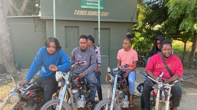 Ejército detiene a seis nacionales haitianos y ocupa cuatro motocicletas en operativo en Montecristi
