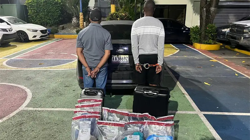 DNCD arresta a dos hombres con maleta cargada de ropa impregnada de presunta cocaína