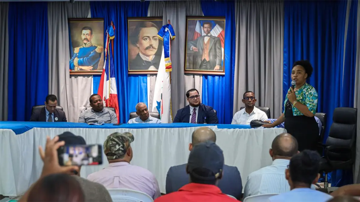 COOP-ASPIRE reafirma compromiso social con entrega de letreros en Consuelo, San Pedro de Macorís