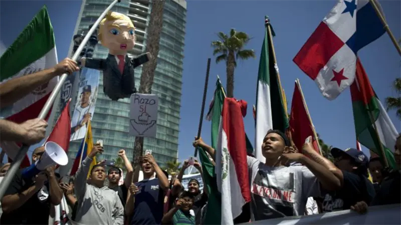 El 80% de los latinos desaprueba a Trump y el 71% dice que se ha excedido en deportaciones