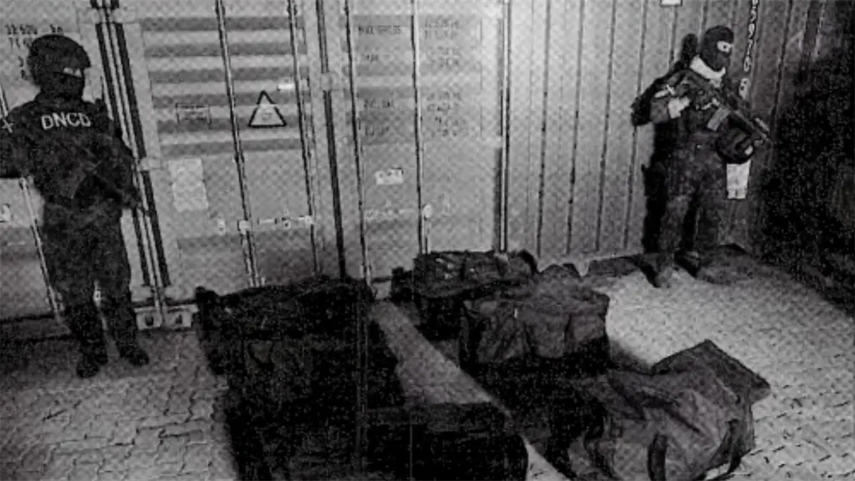 En la imagen inferior se observan los bultos que fueron extradios del contenedor No. TGBU7564327, antes de su apertura.