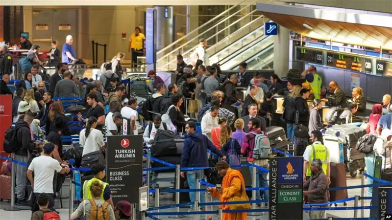 EEUU prevé récord de viajes en avión en Acción de Gracias tras recortes del cierre federal