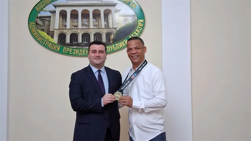 Doce veces campeón mundial de dominó Joaquín Martínez arrasa en Abjasia tras ganar oro