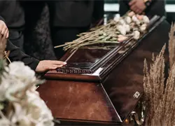 Mujer de 65 años despierta en su ataúd en templo de Tailandia antes de cremación