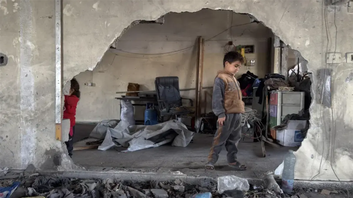 Defensa Civil Palestina reporta muerte de niño por explosivos en Gaza tras ataque israelí